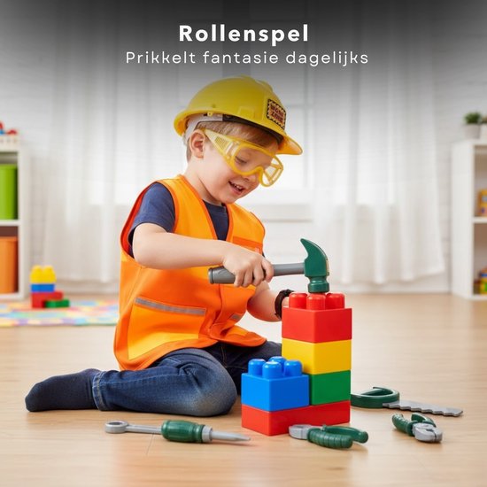Jongen in oranje bouwvakkershesje en gele helm bouwt met gekleurde blokken. Set ligt op de grond.