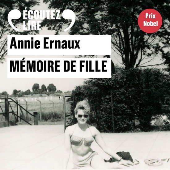 Photo noir et blanc d'une jeune femme en bikini, assise près d'une piscine. "Écoutez Lire Annie Ernaux MÉMOIRE DE FILLE Prix Nobel".