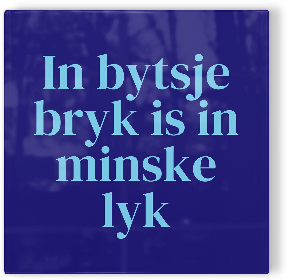 Tegeltje Friesland In bytsje bryk is in minske lyk - donkerblauw lichtblauw - tegeltje stad - tegeltje met tekst
