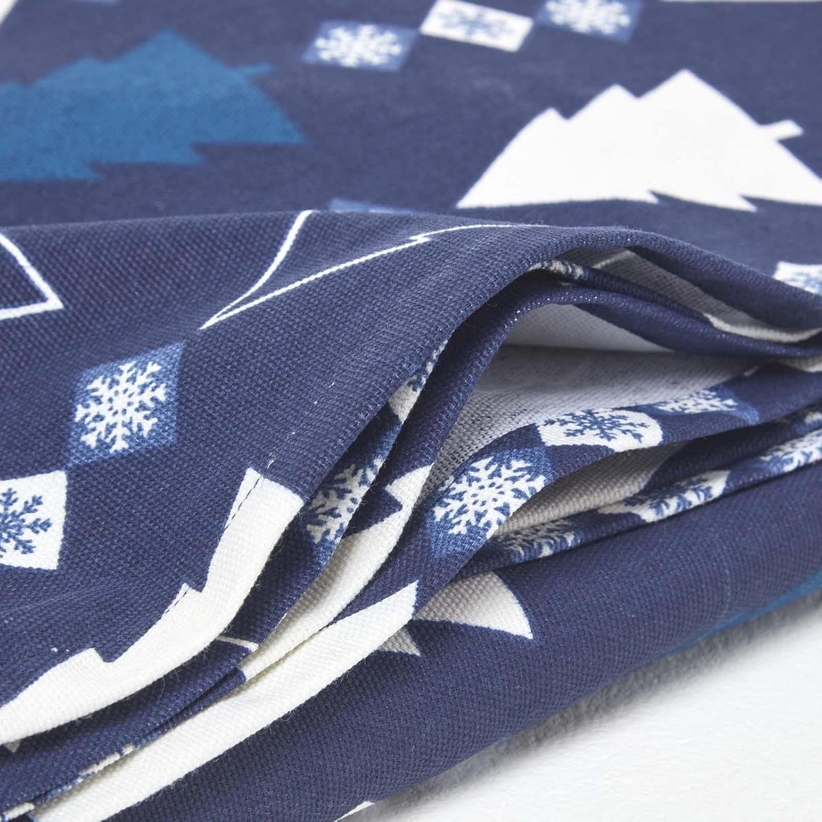 Rechthoekig Kerst Tafelkleed Blauw Winterland 100% Katoen 137x178 cm Vier Kerstbomen