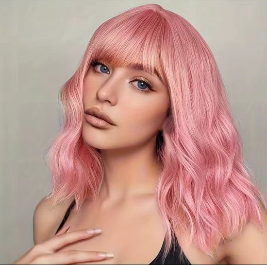 Model met roze bob pruik, golvend, met pony, blauwe ogen en zwarte top.