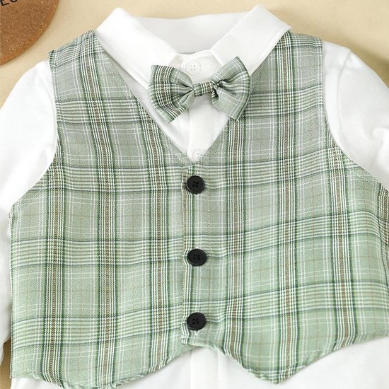 Witte blouse met groen geruit gilet en bijpassende vlinderdas