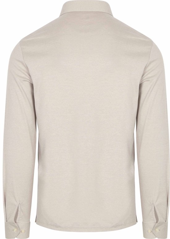 Beige longsleeve poloshirt, met de rug naar de camera.