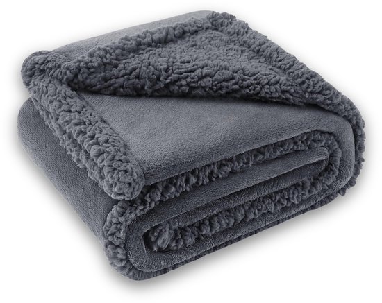 Een opgevouwen grijze sherpa deken met een zachte fleece buitenkant en een pluizige sherpa voering, tentoongesteld op een witte achtergrond.