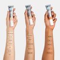 Drie handen met huidtypen die CC+ crèmes tonen. Links: Fair Porcelain tot Light. Midden: Light Medium tot Neutral Tan. Rechts: Tan Warm tot Rich Honey.
