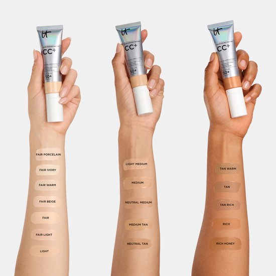 Drie handen met huidtypen die CC+ crèmes tonen. Links: Fair Porcelain tot Light. Midden: Light Medium tot Neutral Tan. Rechts: Tan Warm tot Rich Honey.