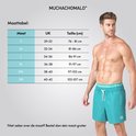 Man in turquoise zwembroek naast een maattabel van Muchachomalo.