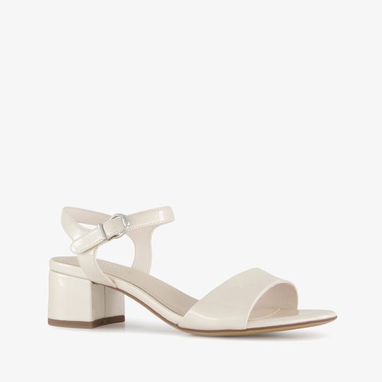 Crèmekleurige sandalen met enkelbandje, gesp en blokhak.