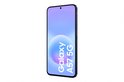 Galaxy A57 5G smartphone met paars-blauwe achtergrond.