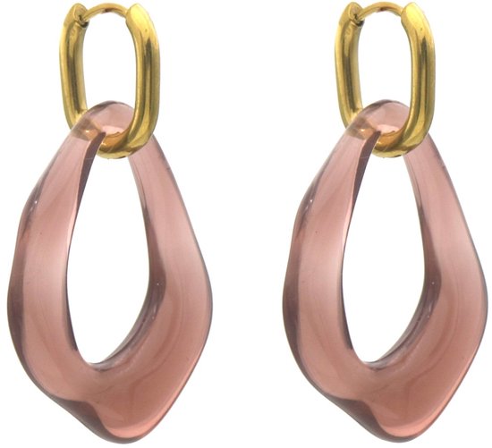 Oorbellen met gouden oorringen en doorzichtige, paarse acryl hangers in een gedraaide druppelvorm.