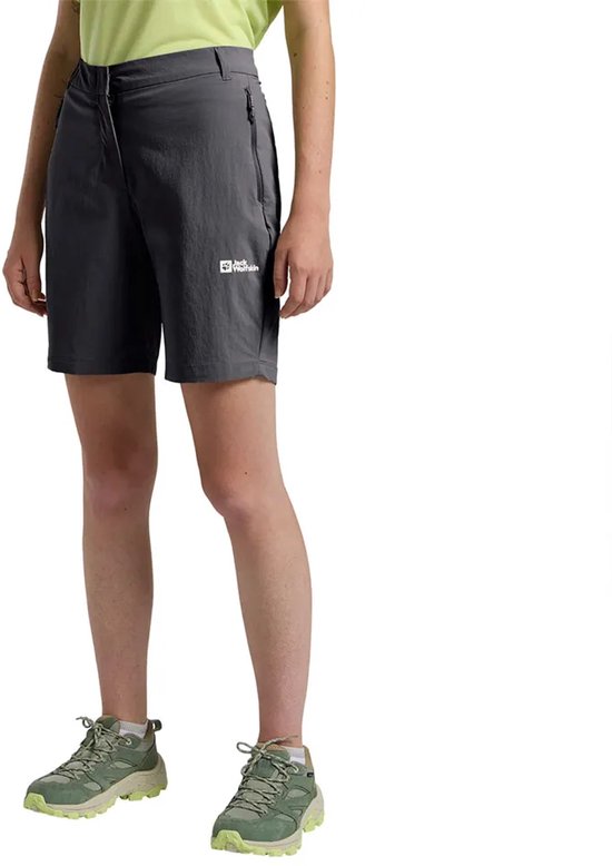 Grijs Jack Wolfskin dames short, gedragen op een model met lichtgroen shirt en groene schoenen.