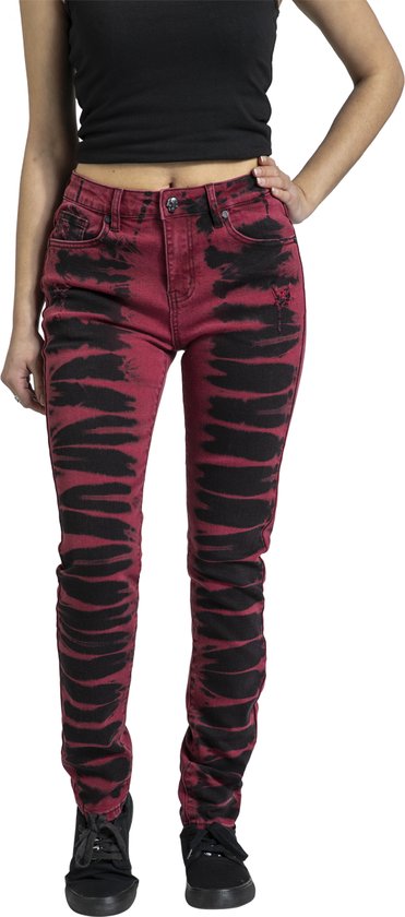 Dames jeans in rood met zwart tie-dye patroon, staand van voren.