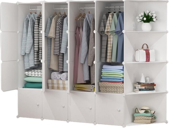 Witte modulaire kledingkast met deuren, hangende kleding, opgevouwen kleding, kussens, opbergdozen, boeken en decoratie.