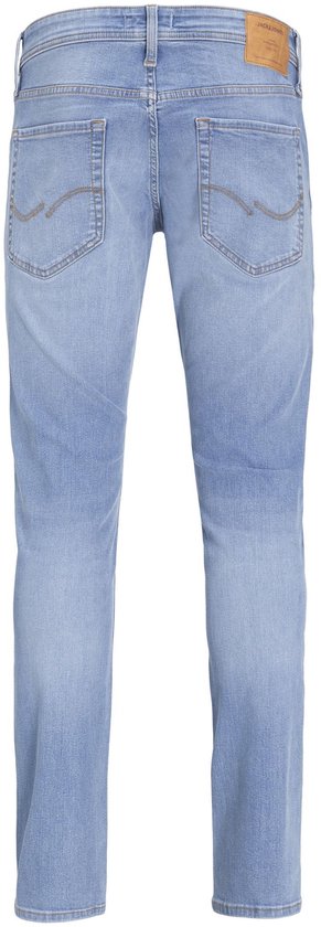Achterkant van een lichtblauwe jeans met rechte pijpen en oranje stiksels.