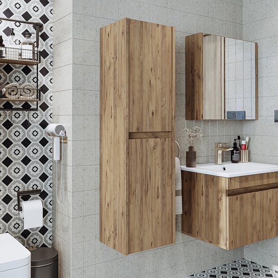 Salle de bain avec une armoire haute en bois, une armoire-miroir et un meuble-lavabo.