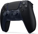 Zwarte DualSense controller, schuin van voren gezien, met blauwe lichtaccenten.