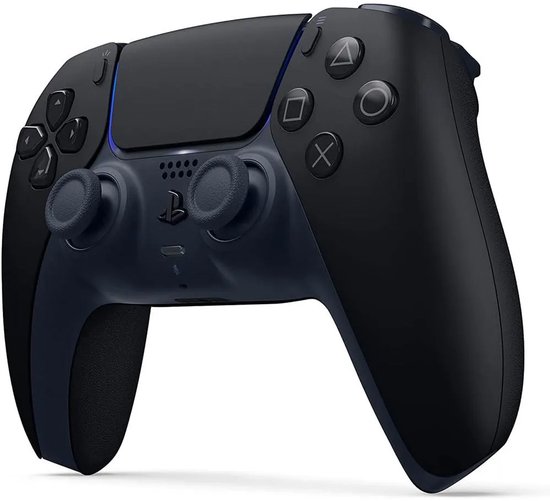 Zwarte DualSense controller, schuin van voren gezien, met blauwe lichtaccenten.