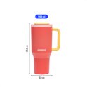 Koraalrode Kambukka beker, 23,3 cm hoog en 10,1 cm breed, met lichtgeel handvat en lichtroze deksel met oranje lipje. 950 ml.