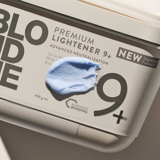 Close-up van blauwe lichtener crème op beige pot van Schwarzkopf BlondMe.