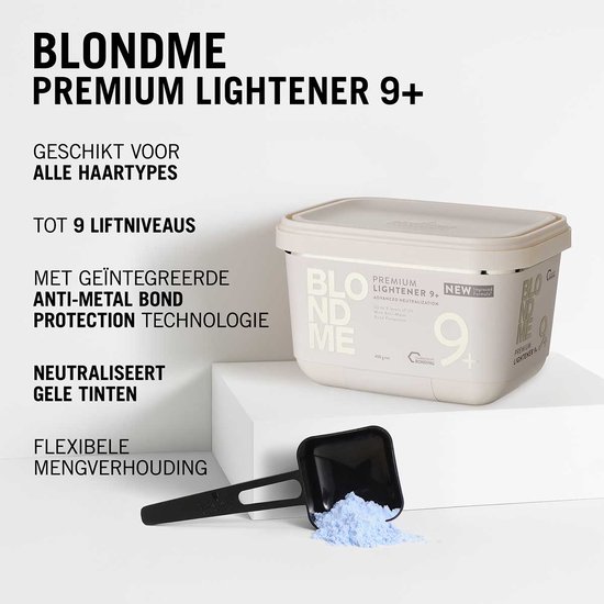 BlondMe Premium Lightener 9+ pot met blauwe poeder op schepje. Geschikt voor alle haartypes.