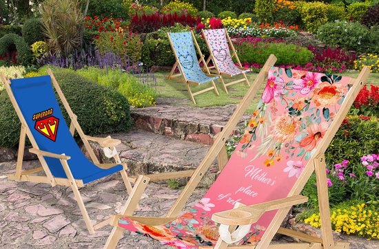 Zwarte ligstoel met "Superdad" logo. Roze ligstoel met bloemenprint en tekst "Mother's place of rest". Blauwe ligstoel met hondenpootjesprint.