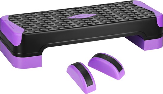 Zwarte aerobic step met paarse randen en twee losse paarse steunen.
