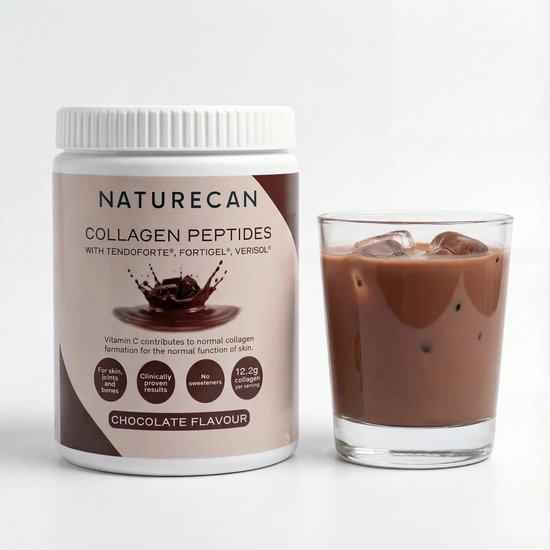 Naturecan Collagen Peptides Chocolade smaak pot met een glas bruine drank met ijs.