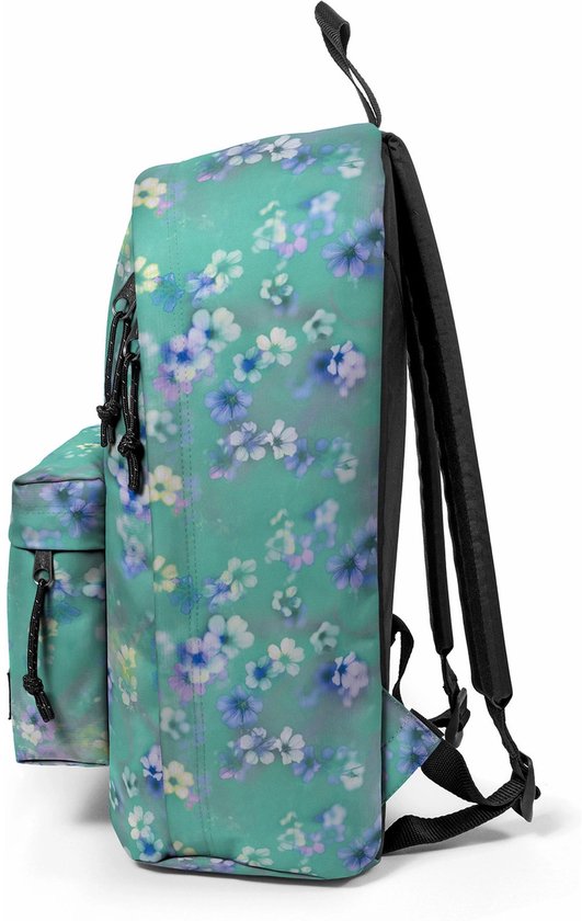 Zijaanzicht van een lichtgroene Eastpak rugzak met een bloemenprint. Zwarte banden en ritsen.