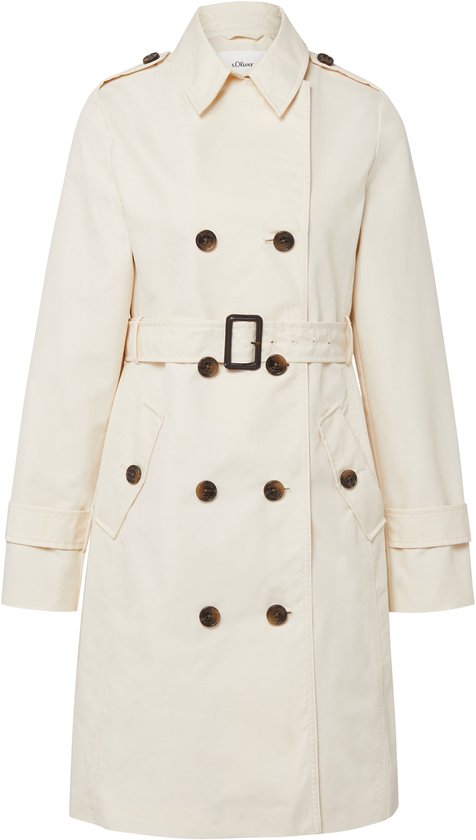 Crèmekleurige trenchcoat met dubbele rij knopen, ceintuur, riemen op schouders en mouwen.