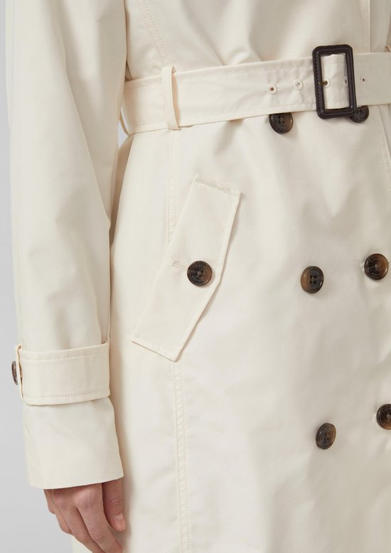 Crèmekleurige trenchcoat met knopen, ceintuur, steekzakken en manchetten.