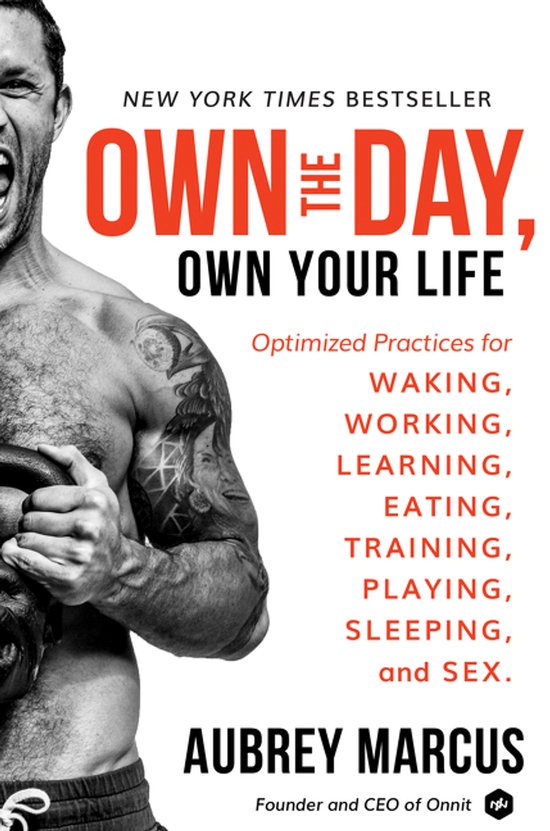 Boekcover met de titel "Own the Day, Own Your Life". Een man met tatoeages heft een halter.