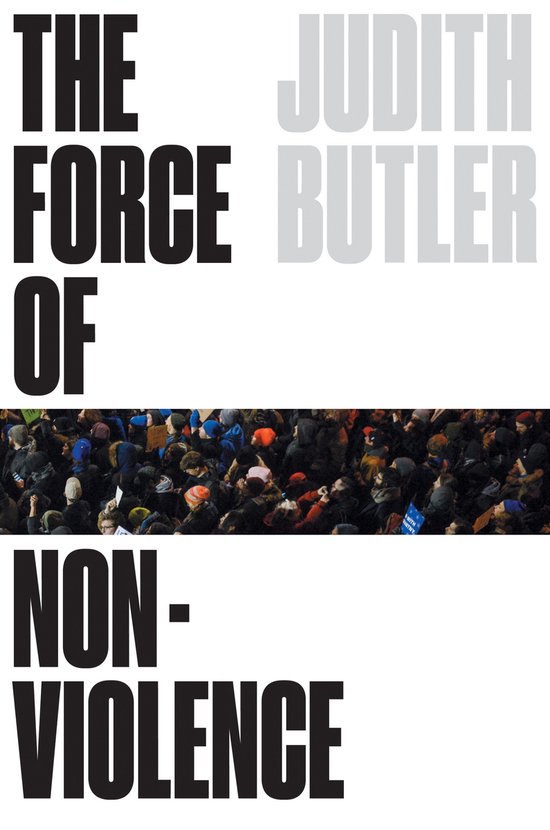 Le titre du livre est 'The Force of Nonviolence' par Judith Butler. L'image montre une foule de personnes vue de dessus.