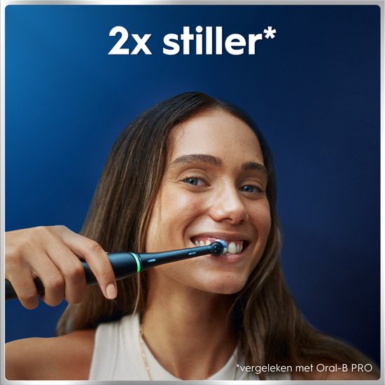 Jonge vrouw poetst tanden met zwarte Oral-B iO elektrische tandenborstel; "2x stiller".