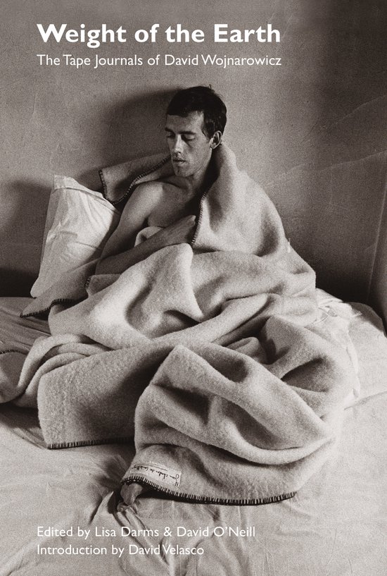 Boekcover van "Weight of the Earth" met een zwart-witfoto van een man in bed, bedekt met een deken. Tekst: "Weight of the Earth The Tape Journals of David Wojnarowicz"