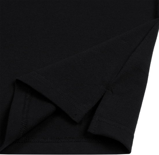 Zwart poloshirt met split aan de onderkant voor- en zijkanten.