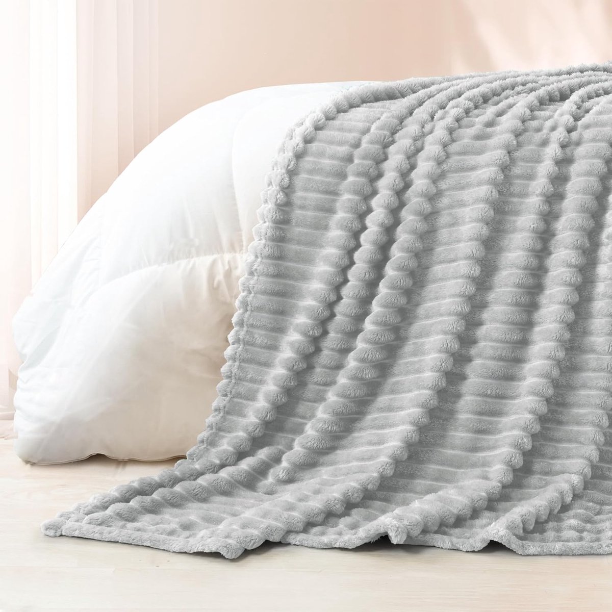 Famanu Fleece deken - flanellen - super zachte - jacquard gestreepte - lichtgewicht - wollige - knusse deken - voor op bed - voor alle seizoenen - eenpersoons - ca. 152 x 203 cm - lichtgrijs