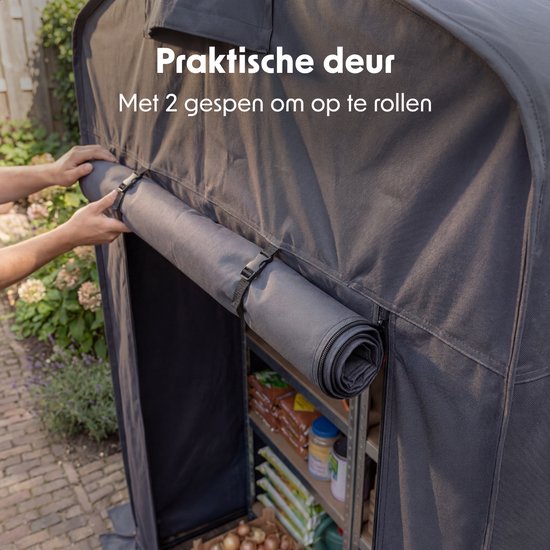 Handen rollen de deur van een grijze tuinschuur op met twee gespen.