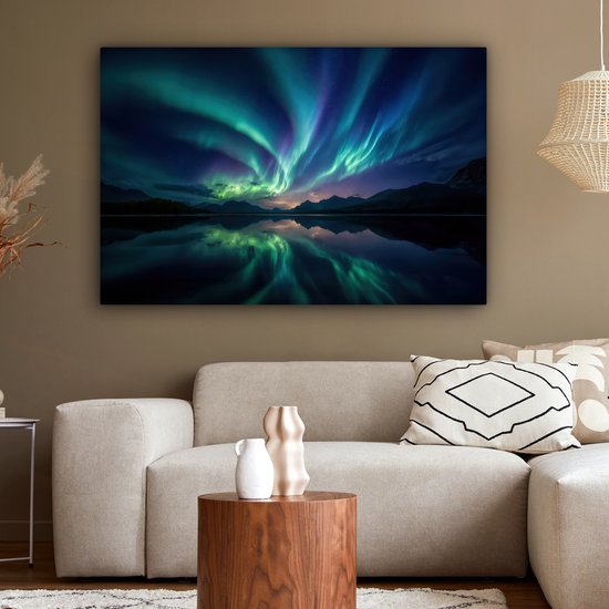 Een schilderij van het noorderlicht met groene en paarse tinten boven een rustig bergmeer, weerspiegelend in het water.