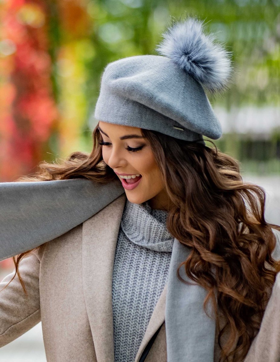 Vivisence Dames Winter Baret En Sjaal Set - Wolmix Met Wol En Acryl Met Pompon Van Imitatiebont - Zacht Comfort Voor Koude Dagen Elegant Bij Alledaagse En Chique Outfits Afmetingen Sjaal 166 X 29 Cm - Lichtgrijs