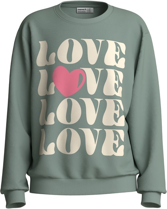 Lichtgroene sweater met verticale tekst 'LOVE' en een roze hartje. Merklabel zichtbaar.