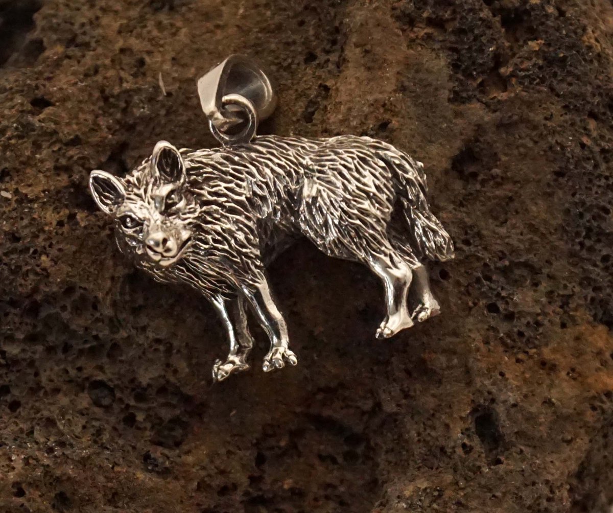 Sterling zilveren hanger van een wolf - ketting hanger wolf - hangers wolf - zilveren hangertjes wolf - zilveren bedel voor aan ketting van een wolf - mooie wolven hangertjes - leuke wolven hanger voor aan ketting