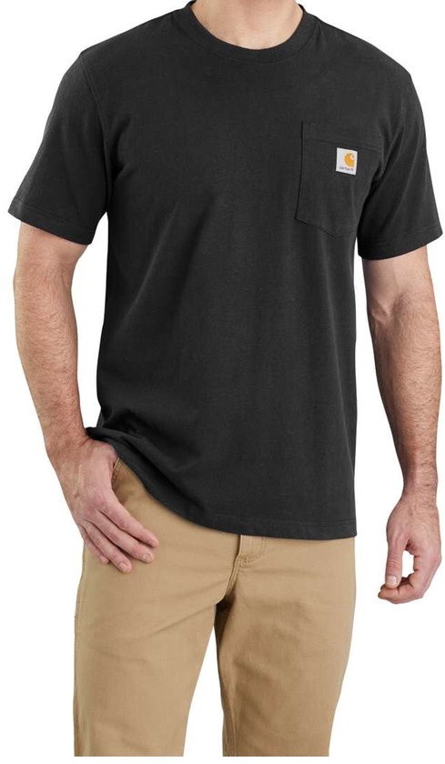 Zwarte Carhartt t-shirt met borstzak en oranje logo, gedragen door een man.