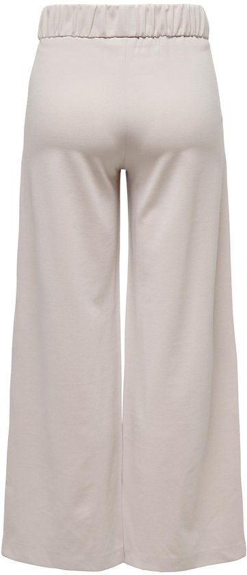 Achterkant van een beige wijde broek met elastische tailleband.