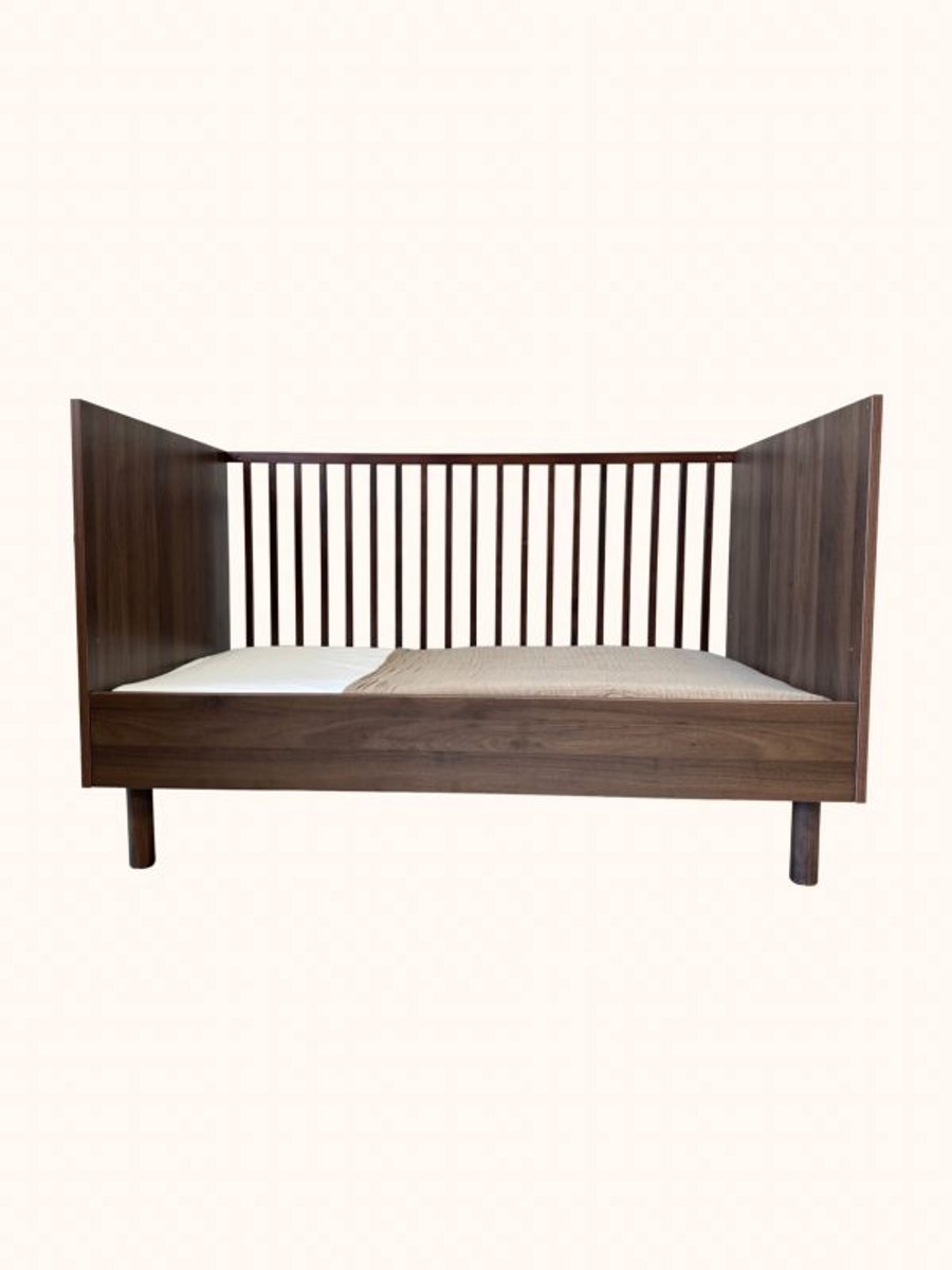 The Baby Supply Lino - Complete Babykamer Set Walnoot - Meegroeibed 70×140 + Commode – foto 4