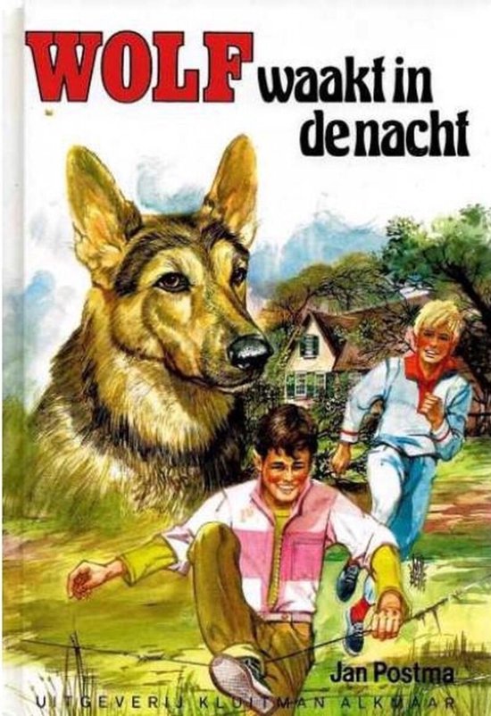 Boekcover: "Wolf waakt in de nacht" met een grote Duitse herder en twee jongens in een landelijke omgeving.