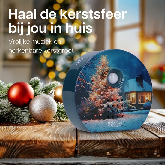 Kerstgeluiden huisje met kerstboom, sneeuwlandschap op een houten tafel met kerstballen.