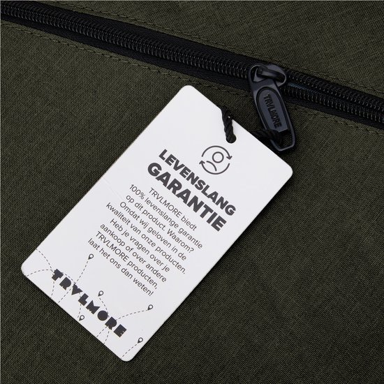 Label met levenslange garantie van TRVLMORE op een olijfgroene rugzak.