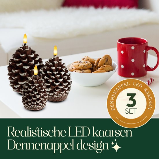 Drie bruine dennenappel LED-kaarsen met witte accenten en warme vlammen, met een schaal koekjes.