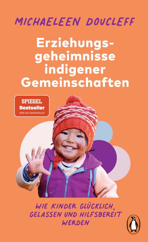 Een meisje met een oranje muts lacht naar de camera. Titel: Erziehungsgeheimnisse indigener Gemeinschaften.