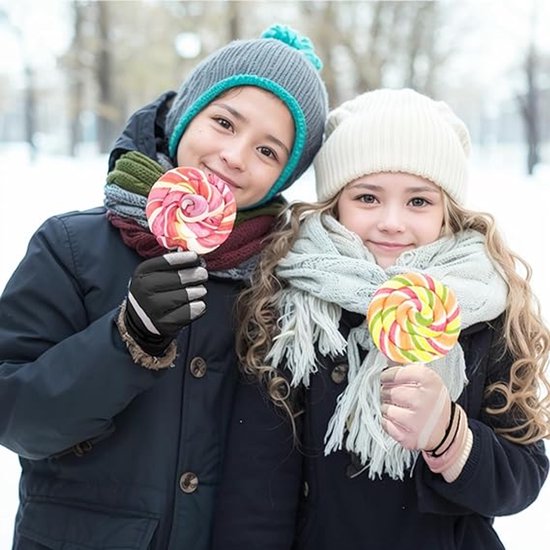 Twee paar kinderwanten, perfect voor de herfst en winter, met trekkoord